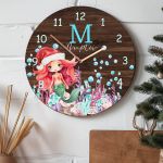 Χριστουγεννιάτικο Ρολόι Τοίχου Ξύλινο με Όνομα και Σχέδιο Γοργόνα