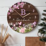 Χριστουγεννιάτικο Ρολόι Τοίχου Ξύλινο με Όνομα και Σχέδιο Κήπος