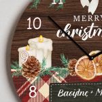 Χριστουγεννιάτικο Ρολόι Τοίχου Ξύλινο με Όνομα και Σχέδιο Ατμοσφαιρα