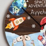 Χριστουγεννιάτικο Ρολόι Τοίχου Ξύλινο με Όνομα και Σχέδιο Space