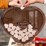 Premium Ξύλινο Ευχολόγιο με Ονόματα σε Σχήμα Καρδιά