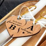 Μπρελόκ Κλειδιών Ξύλινα σε Σχήμα Καρδιά & 2 Λαμπάδες