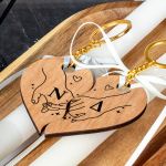 Μπρελόκ Κλειδιών Ξύλινα & 2 Λαμπάδες, Δώρο Πάσχα για Ζευγάρι