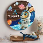 Παιδικό Ρολόι Τοίχου με Σχέδιο Αστροναύτης & Premium Λαμπάδα