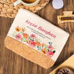 Σετ 3 Δώρα για Δασκάλα – Τσαντάκι Νεσεσέρ, Κασπώ & Μπρελόκ