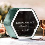 Κουτί Γαμήλιο Ευχών με Ονόματα σε Ξύλινο Εξάγωνο Σχήμα