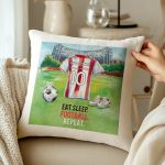 Μαξιλάρι Προσωποποιημένο με Όνομα και Ερυρόλευκη Φανέλα