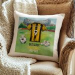 Μαξιλάρι Προσωποποιημένο με Όνομα και Κιτρινόμαυρη Φανέλα