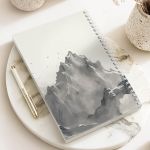 Τετράδιο Σπιράλ Α4 με Θέματα, Σχέδιο με Βουνά & Μονόγραμμα