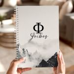 Τετράδιο Σπιράλ Α4 με Θέματα, Σχέδιο με Βουνά & Μονόγραμμα