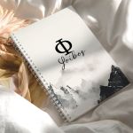 Τετράδιο Σπιράλ Α4 με Θέματα, Σχέδιο με Βουνά & Μονόγραμμα