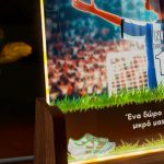 Επιτραπέζιο LED Φωτιστικό με Γαλανόλευκο Ποδοσφαιριστή